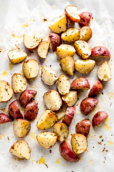 These 5 ingredient Italian Roasted Baby Potatoes are a great healthy side dish that can be made in the oven and are easy to prepare! #roastedpotatoes #babypotatoes
